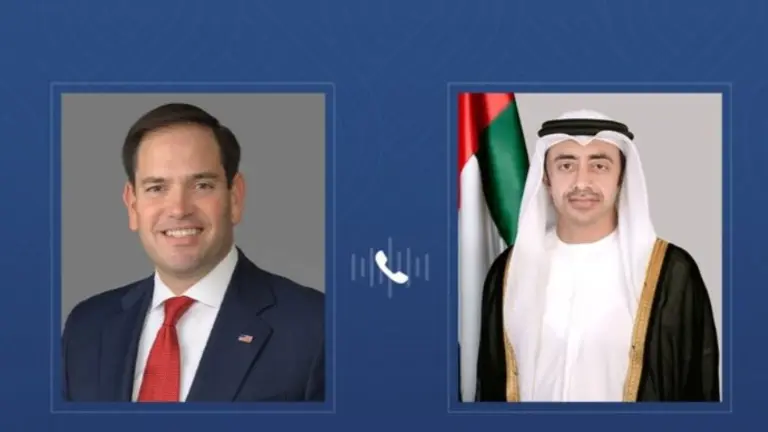 El  viceprimer ministro y ministro de Asuntos Exteriores de EAU, y el secretario de Estado de EEUU. (WAM)