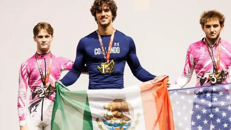 El paracaidista mexicano en el podio de Abu Dhabi. (Instagram)