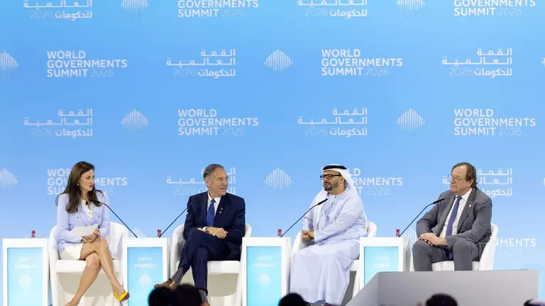 Anwar Gargash, segundo por la derecha, durante su participaci&oacute;n en la Cumbre Mundial de Gobiernos de Dubai. (WAM)