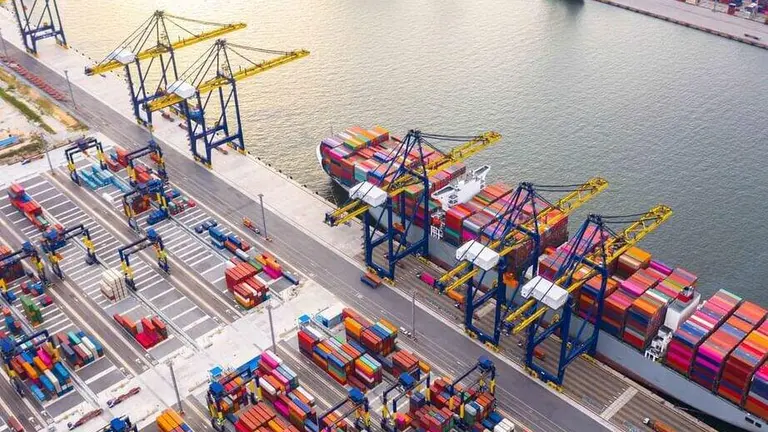 Contenedores en un puerto de EAU. (WAM)