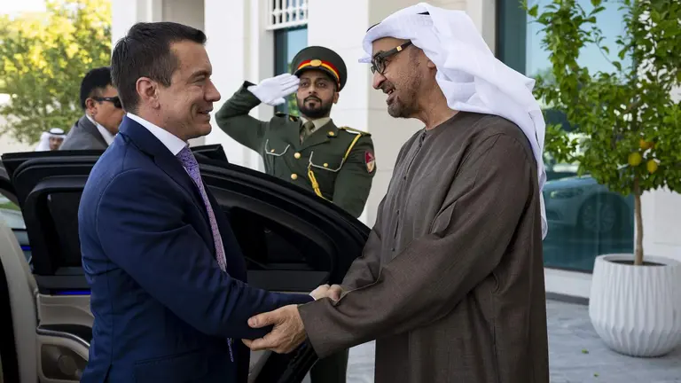 Noboa saluda al presidente de EAU en Abu Dhabi en febrero de 2026. (WAM)