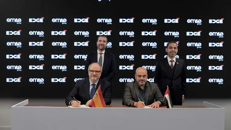 Un momento de la firma del acuerdo entre EDGE y Escribano. (WAM)