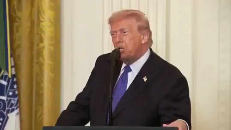 El presidente estadounidense, Donald Trump, durante su primera aparici&oacute;n p&uacute;blica en directo desde el inicio de la campa&ntilde;a militar contra Ir&aacute;n. (X)