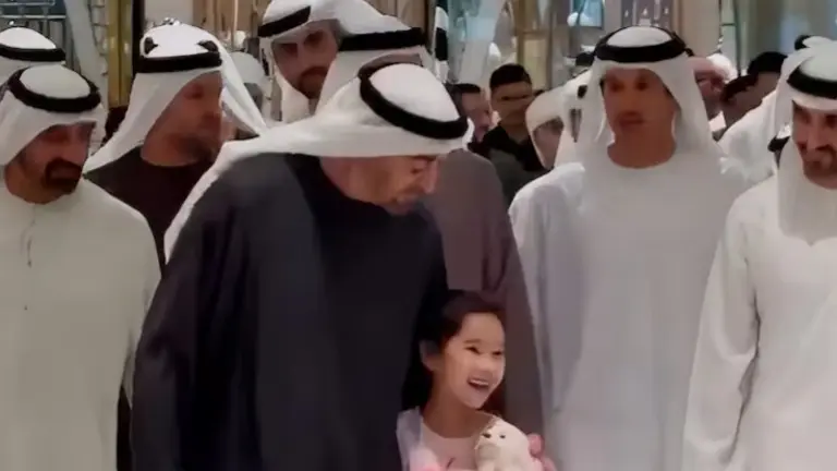 El presidente de EAU saluda a una ni&ntilde;a en Dubai Mall este lunes. (Brics News)