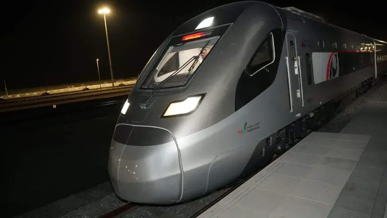 Uno de los trenes de EAU que cubre el servicio hacia la frontera saud&iacute;. (WAM)
