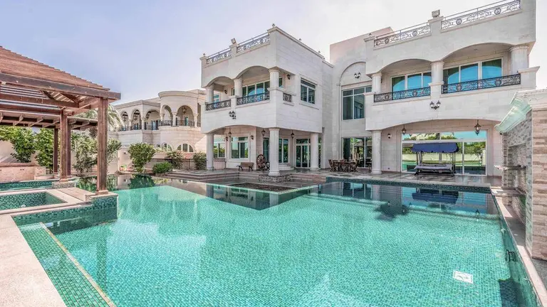 Viviendas en Emirates Hills de Dubai. (X)