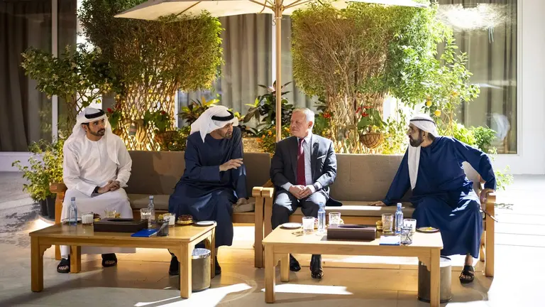 Los l&iacute;deres de Emiratos junto al rey de Jordania en Abu Dhabi. (WAM)