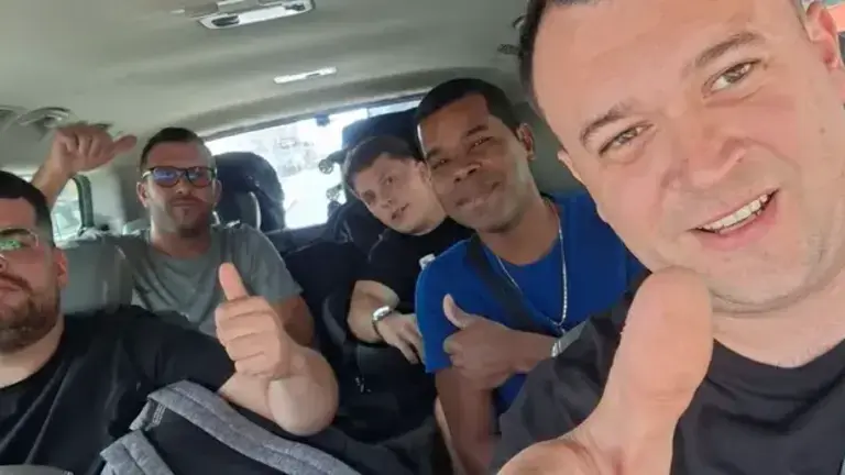 Grupo de uruguayos que ha logrado regresar a su pa&iacute;s tras quedar atrapados en Oriente Medio. (X)