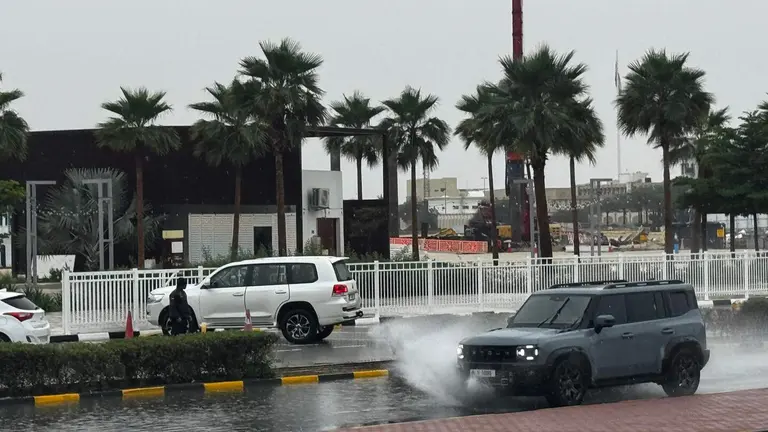 Lluvia en EAU este lunes. (Richard Ramos)