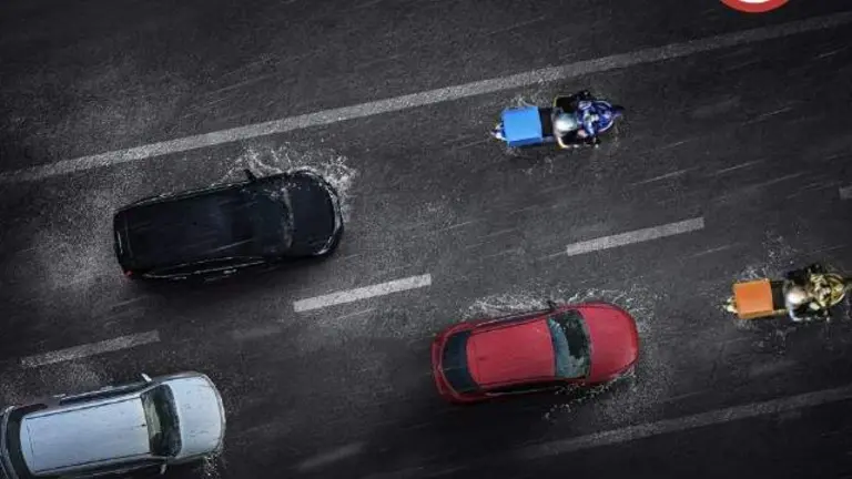 La Polic&iacute;a de Abu Dhabi difundi&oacute; esta imagen de una carretera con lluvia. (X)