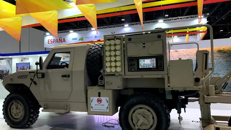 Veh&iacute;culo militar en una feria en Abu Dhabi. (EL CORREO)