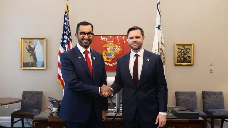 A la izquierda el ministro emirat&iacute; junto al vicepresidente de EEUU. (WAM)