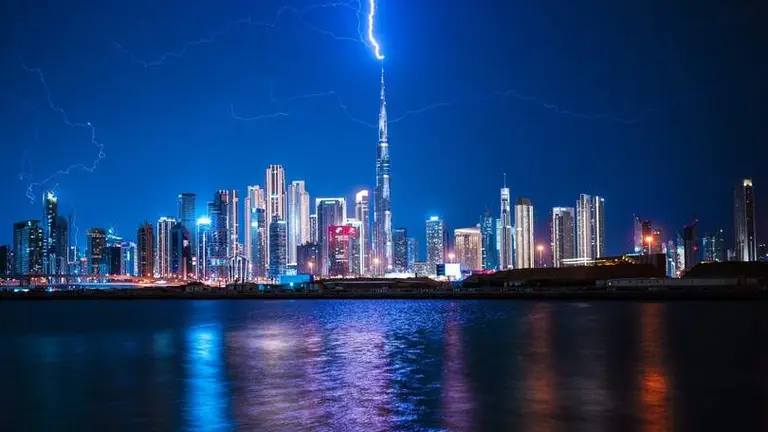 Los rel&aacute;mpagos sobre el Burj Khalifa. (Dubai Media Office)