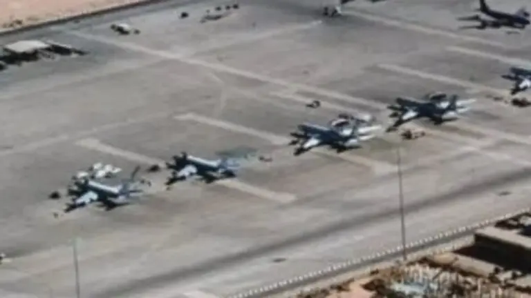 Perspectiva de la base saud&iacute; alcanzada por el ataque. (X)]