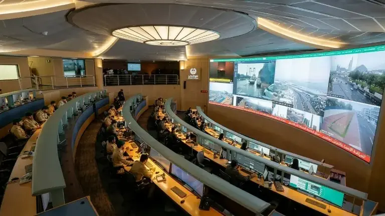 El equipo garantiza una respuesta r&aacute;pida a las llamadas recibidas a trav&eacute;s del 999, evaluando r&aacute;pidamente los incidentes y dirigiendo las patrullas. (WAM)