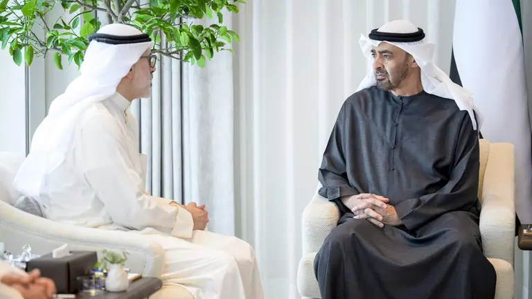 El presidente de EAU (a la derecha y el ministro de Exteriores de Kuwait en Abu Dhabi. (WAM)