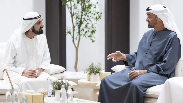 El presidente de EAU, a la derecha,  y el gobernante de Dubai este s&aacute;bado en Abu Dhabi. (WAM)