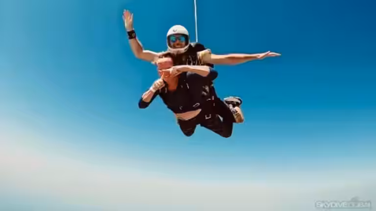 Skydive Dubai permite saltos en paraca&iacute;das sobre La Palmera. (Sky Dubai)