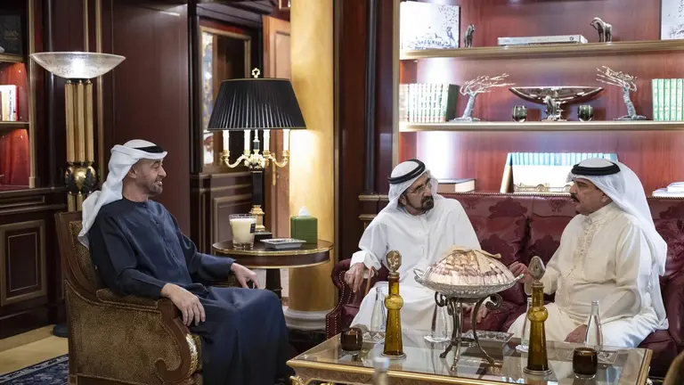 El presidente y el vicepresidente de EAU junta al rey de Bahr&eacute;in en Abu Dhabi. (WAM)