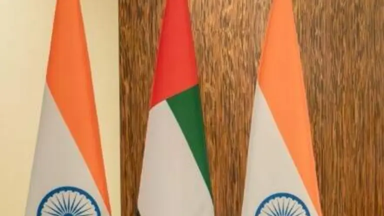 Banderas EAU e India. (X)