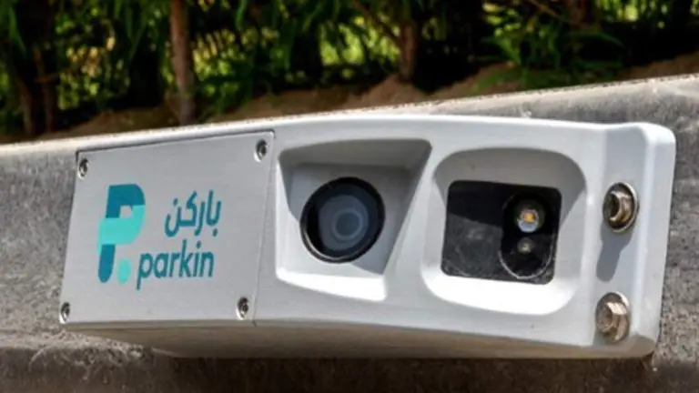 Una c&aacute;mara con inteligencia artificial para vigilar el aparcamiento en Dub&aacute;i. (Parkin)