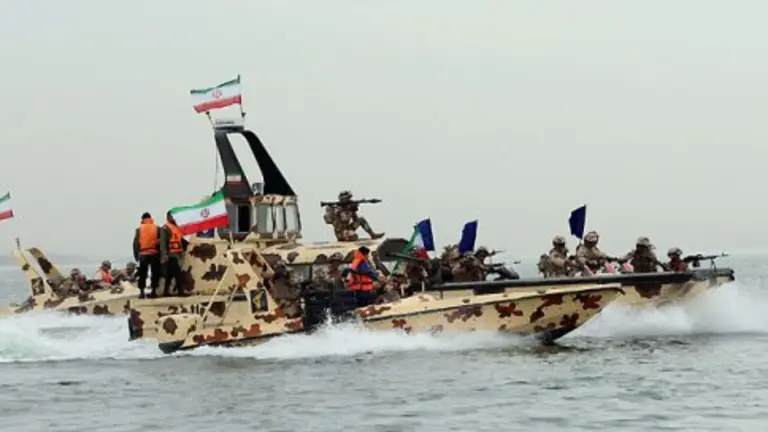 Una lancha militar iran&iacute;. (X)