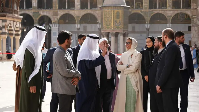 En el centro de la imagen la ministra de Estado emirat&iacute; durante la visita a la mezquita siria. (WAM)