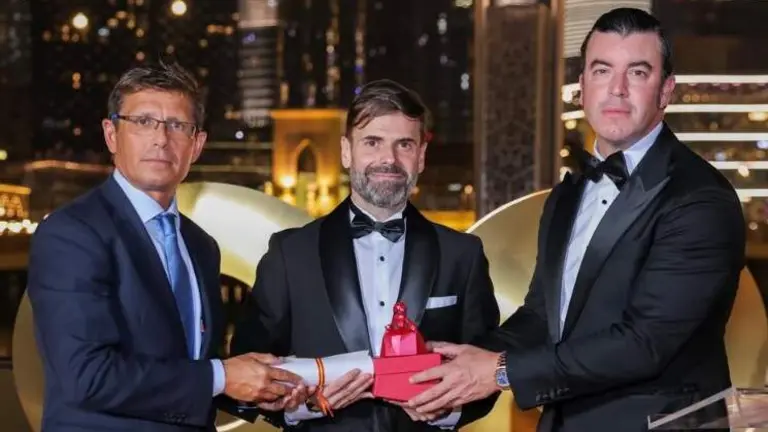 Alberto Canteli, tras recibir el premio junto al embajador Emilio Pin y el presidente de la C&aacute;mara de Comercio Espa&ntilde;ola en Emiratos, Guillermo Cobelo. (Instagram)