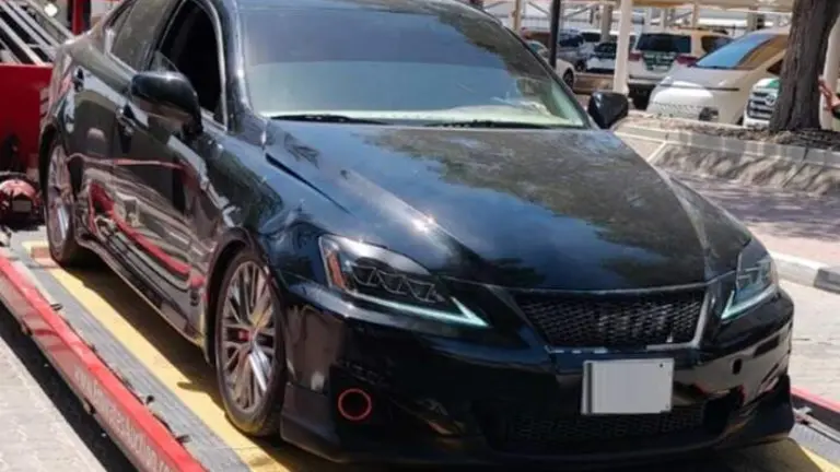 Una gr&uacute;a retira el coche incautado  en Dub&aacute;i. (X)
