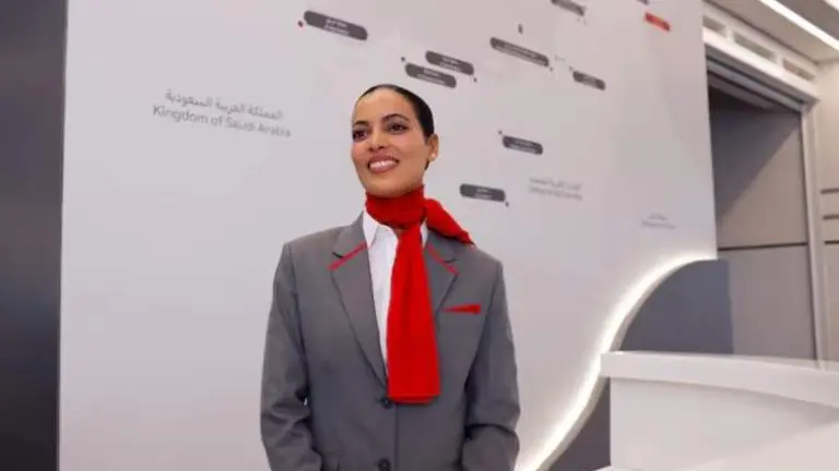 Una azafata de Etihad Rail con su uniforme. (Etihad Rail)