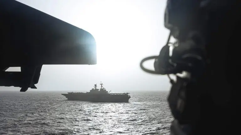 Un buque navega por el Estrecho de Ormuz . (Centcom)