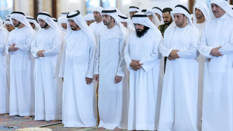 El jeque Hamdan durante el rezo. (WAM)