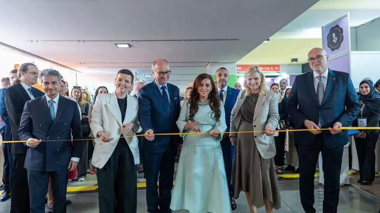 En el centro de la imagen, la jequesa Bodour bint Sultan Al Qasimi. (WAM)