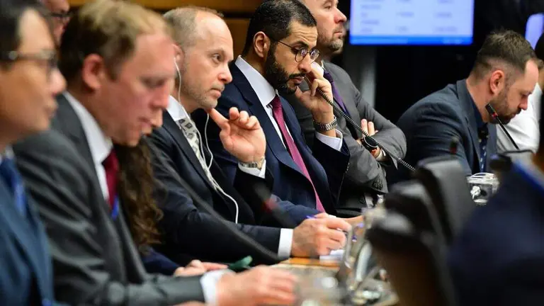 Abdullah Balala, ssegundo por la derecha en la reuni&oacute;n de la OIEA. (WAM)