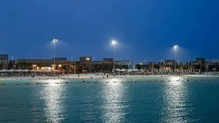 Una imagen suministrada de una playa nocturna en Abu Dhabi.