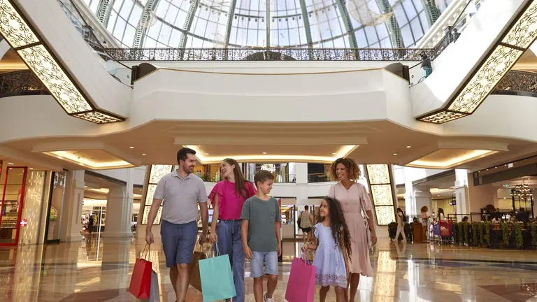 Una familia de compras en EAU. (WAM)