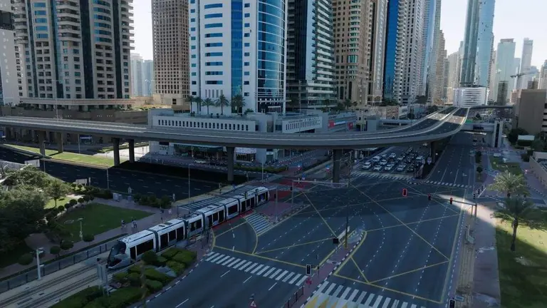 Vista a&eacute;rea del nuevo puente en  Dubai. (WAM)