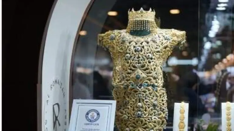 El vestido de oro exhibido en Sharjah. (WAM)