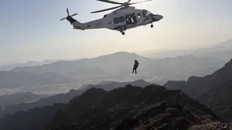 Un momento del rescate en helic&oacute;ptero del excursionista. (Dubai Police)