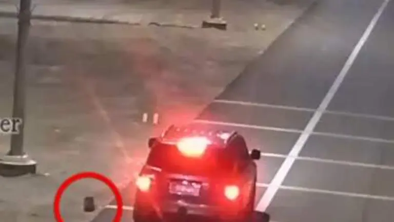Uno de los conductores captado tras tirar basura. (Instagram)