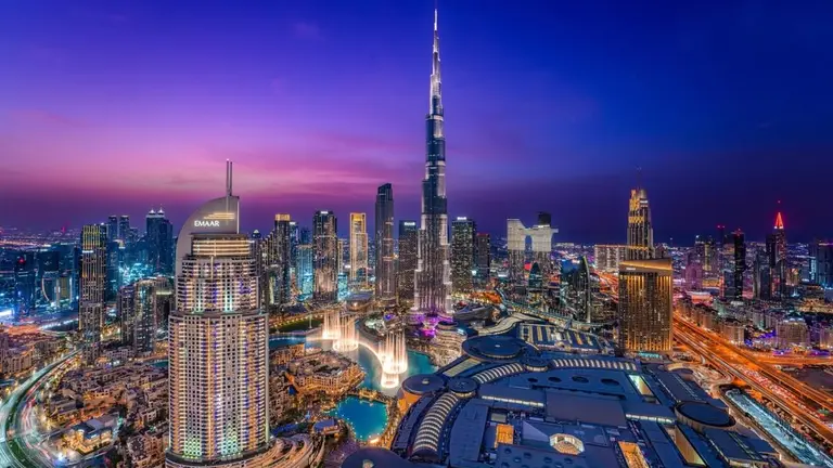 El centro de Dub&aacute;i al anochecer. (VisitDubai)