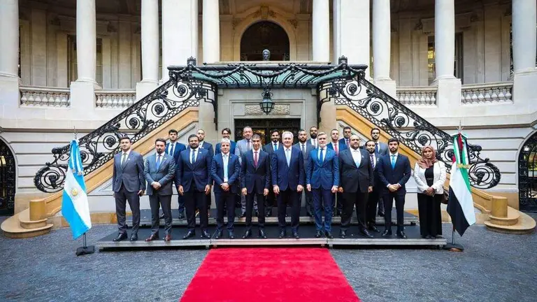 La delegaci&oacute;n emirat&iacute; junto a los funcionarios argentinos. (WAM)
