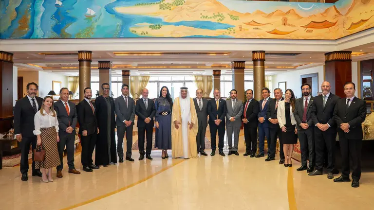 El gobernante de RAK posa con los embajadores latinoamericanos. (WAM)