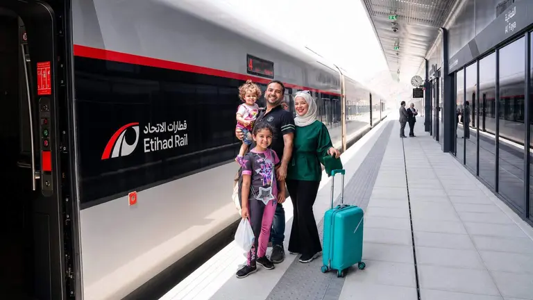 Una familia antes de subir al tren en la estaci&oacute;n de Al Faya. (Etihad Rail)