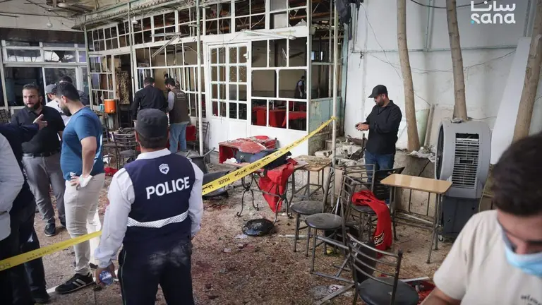 Imagen del atentado en una cafeter&iacute;a de Damasco. (SANA)