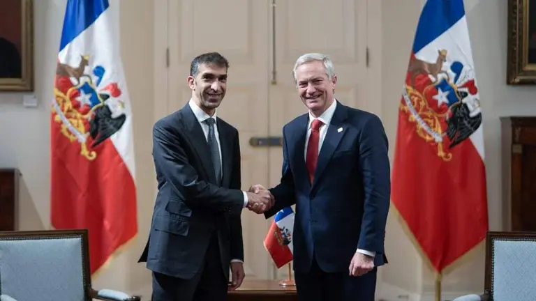 El ministro de EAU saluda al presidente de Chile. (WAM)