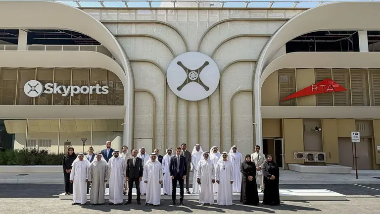 Funcionarios emirat&iacute;es ante el primer vertipuerto del mundo. (WAM)