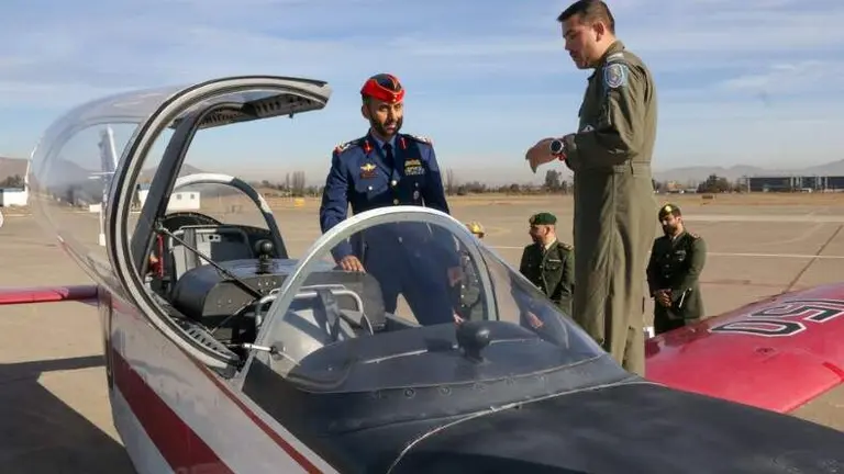 El general de brigada de EAU Abdulhadi Alahbabi junto al director de la Escuela de Aviaci&oacute;n de Chile. (Instagram)