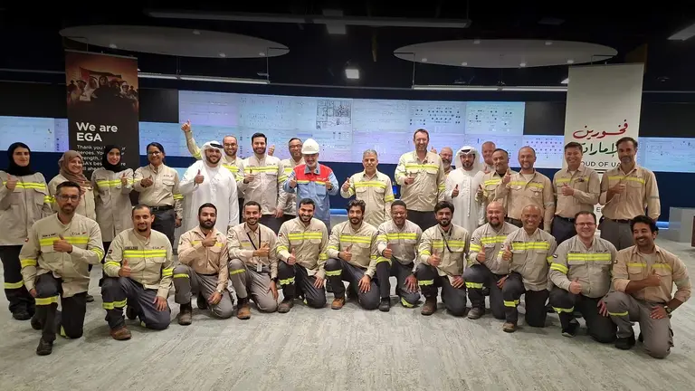 Trabajadores de la refiner&iacute;a de al&uacute;mina de Al Taweelah. (WAM)