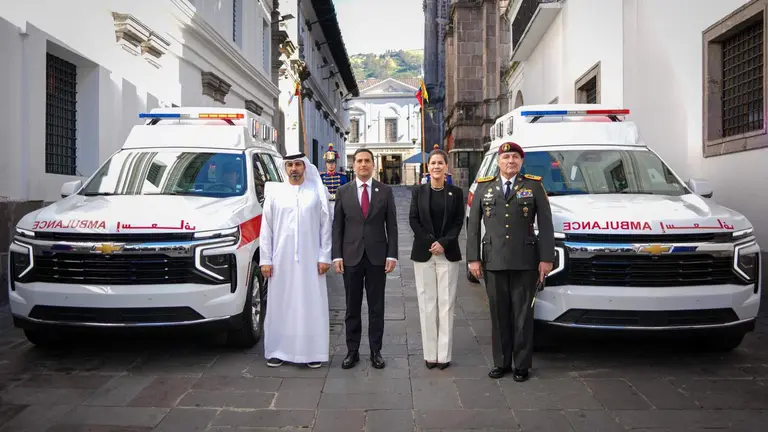 Representantes de Emiratos y Ecuador posan con las ambulancias. (X)